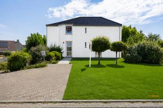 Op een <strong>uitstekende locatie in de gegeerde Duinenlaan te Westende</strong>, op wandelafstand van het strand, bevindt zich deze uitzonderlijk ruime villa op een prachtig perceel van <strong>641 m²</strong>. Met maar liefst 263 m² bewoonbare oppervlakte, een zonnige tuin, drie volwaardige slaapkamers en een royale garage met werkplaats biedt deze eigendom een unieke combinatie van <strong>ruimte, comfort en kustbeleving.</strong><br /><br />De villa verwelkomt u via een ruime inkomhal met gastentoilet en leidt vervolgens naar de <strong>lichtrijke</strong> <strong>leefruimte</strong>, waar grote raampartijen zorgen voor een overvloed aan natuurlijk licht en een aangenaam zicht op de tuin. De sfeervolle houtkachel geeft het geheel extra warmte en karakter. Aansluitend bevindt zich de eetkamer, gevolgd door een ruime keuken met zicht op het groen.<br /><br />Vanuit de leefruimtes geniet u van een mooie verbinding met het <strong>ruime terras en de zonnige tuin</strong>. Dankzij het royale perceel vormt deze buitenruimte een heerlijke plek om in alle rust van het buitenleven te genieten, op amper enkele minuten wandelen van zee.<br /><br /><strong>Indeling:</strong><br /><br />Gelijkvloers<strong>:</strong>
<ul>
<li>Ruime inkomhal;</li>
<li>Gastentoilet;</li>
<li><strong>Lichtovergoten leefruimte met grote raampartijen en houtkachel;</strong></li>
<li>Aansluitende eetkamer;</li>
<li>Ruime keuken met zicht op de tuin;</li>
<li>Groot terras met aansluitend de zonnige tuin.</li>
</ul>
Eerste verdieping
<ul>
<li>Nachthal;</li>
<li><strong>Drie ruime slaapkamers;</strong></li>
<li>Badkamer met bad en douche;</li>
<li>Apart toilet;</li>
<li>Praktische berging.</li>
</ul>
Kelderverdieping
<ul>
<li>Ruime berging;</li>
<li><strong>Grote garage met aansluitende werkplaats</strong>, ideaal voor meerdere praktische doeleinden en extra opslagruimte.</li>
</ul>
<br /><strong>Troeven</strong>
<ul>
<li><strong>Perceeloppervlakte van 641 m²;</strong></li>
<li>Maar liefst <strong>263 m² bewoonbare oppervlakte;</strong></li>
<li><strong>EPC-label C;</strong></li>
<li>Drie ruime slaapkamers;</li>
<li>Zonnige tuin en ruim terras;</li>
<li>Grote garage met aansluitende werkplaats;</li>
<li>Gelegen in een<strong> rustige en gegeerde woonomgeving in Westende;</strong></li>
<li><strong>Op wandelafstand van het strand en de zee</strong>;</li>
<li>Nabij het centrum en diverse voorzieningen.</li>
</ul>
<br />Een eigendom die uitblinkt door haar <strong>royale volumes, aantrekkelijke perceeloppervlakte en uitzonderlijke ligging nabij zee</strong>. De ideale woning voor wie op zoek is naar ruimte en rust op een van de meest aangename residentiële locaties van Westende.<br />