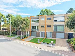 Deze woning van het type bel-étage dateert oorspronkelijk uit 1972 en bevindt zich langs de Bijlokestraat te Leeuwergem (Bijloke). De woning is zeer vlot bereikbaar doch rustig gelegen en bevindt zich vlakbij groen (Bijlokepark, park van Breivelde). Openbaar vervoer, supermarkt, scholen, N42, ... bevinden zich vlakbij! De ramen en deuren, het dak, de verwarmingsinstallatie, de badkamer en het toilet werden recent helemaal vernieuwd, de inrichting van de woning is op te frissen/te renoveren. EPC label B!!<br />Indeling: gelijkvloers: ruime inkomhal met toegang tot de garage en de bergruimte/wasplaats.<br />Eerste verdieping: lichtrijke woonkamer met eetplaats, een (momenteel) gesloten keuken met aangrenzend balkon (kan open gemaakt worden naar leefruimte toe, geen baksteen muur) en in de gang nog een apart (vernieuwd) toilet.<br />Tweede verdieping: 3 slaapkamers, volledig gerenoveerde badkamer met lavabo, douche en toilet.<br />INTERESSANTE WONING MET DE JUISTE PRIJS-KWALITEIT VERHOUDING!!<br />PVC ramen met HR-glas (vernieuwd), geïsoleerd dak (vernieuwd), centrale verwarming op aardgas (vernieuwd), EPC: 153 kWh/m²jaar, label B (geen renovatieverplichting), asbestveilig, KI: 535 euro, constructie in beton, bewoonbare oppervlakte volgens EPC: 154 m², elektriciteit niet (volledig) conform het AREI. <br />Woongebieden, vergunning uitgereikt, geen rechterlijke herstelmaatregel of bestuurlijke maatregel opgelegd, geen voorkooprecht, geen verkavelingsvergunning. P-score: A, G-score: A. Geen risicozone voor overstromingen. <br />U kan de beschikbare attesten bij verkoop downloaden via de website janssens-leroy.be.