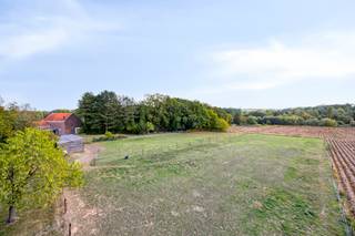 Op een prachtige landelijke locatie, vlak bij het natuurgebied De Spicht, vindt u deze authentieke hoeve met een ruime paardenweide. Dit...