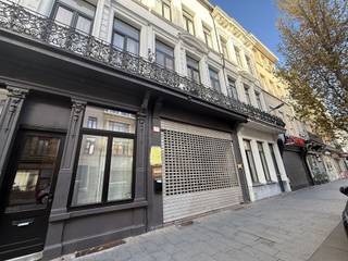 <p><span>Bent u op zoek naar een locatie voor uw nieuw kantoor of handelszaak? Dan is dit gelijkvloers gelegen op een topligging in Antwerpen precies wat u zoekt. Ook als investering is dit een uitzonderlijk pand waar u een hoge opbrengst kan genereren.</span></p><p><span> </span></p><p><span>Bijzonderheden</span><span>:</span></p><p><span>EPC Energielabel D</span></p><p><span>Geen renovatieplicht</span></p><p><span>CV op gas</span></p><p><span>P-score: C</span></p><p><span>G-score: C</span></p>