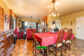 In een kindvriendelijke en rustige woonwijk te Oudenaarde treffen we deze goed onderhouden bungalow. Ondanks de rustige ligging geniet de woning een uitstekende verbinding naar centrum Oudenaarde, winkels, scholen en invalswegen. <br /><br />Door recente aanbreng van extra isolatie en een nieuwe hoogrendementsketel rust er geen renovatieverplichting op deze woning. <br /><br />De indeling is als volgt. Via de inkomhal, met gastentoilet, bereiken we de lichtrijke woonkamer. Aansluitend bevindt zich de goed uitgeruste keuken. Via de nachthal bereiken we de 3 slaapkamers en de badkamer die voorzien is van een wastafel en douche/bad. <br /><br />Verder is er nog de grote en goed georiënteerde tuin. Op eigen terrein is er voldoende plaats voor het plaatsen van uw wagen door de grote oprit en inpandige garage. <br /><br />Wenst u meer informatie of een bezoek? Neem dan snel contact op via Ruben: 0479/60.36.94.<br /><br />