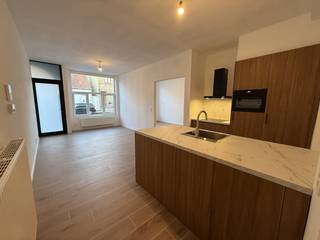 In de Veurnestraat te De Panne vinden we deze ruime en lichtrijke studio (54 m²) te koop. De studio werd volledig gerenoveerd in 2025, is...