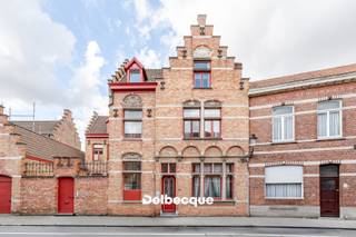 Dit karaktervolle opbrengsteigendom met prachtige trapgevel ligt vlak bij de Langerei, in het historische centrum van Brugge. Winkels, openbaar vervoer en de invalswegen zijn vlot bereikbaar.<br /><br />Het pand omvat drie appartementen, die momenteel alle verhuurd zijn. Op het gelijkvloers bevindt zich een appartement van ca. 84 m² met 2 volwaardige slaapkamers en een eigen stadskoer. Het appartement op de eerste verdieping is ca. 81 m² groot en telt eveneens 2 volwaardige slaapkamers, aangevuld met een terras. Op de tweede verdieping ligt een appartement van ca. 54 m² met een ruime slaapkamer, een leefruimte met mooie zichten en een zolderberging.<br /><br />Elk appartement beschikt over een leefruimte, een keuken met toestellen en een badkamer met bad-douchecombinatie, dubbele lavabo en toilet. Verder zijn er HR+-ketels op aardgas, dubbele beglazing, individuele meters voor gas, water en elektriciteit en een eigen kelderberging per appartement.<br /><br />Een solide investering op een toplocatie.<br /><br />Meer info of een bezoek plannen? Contacteer ons kantoor via www.delbecque.immo.