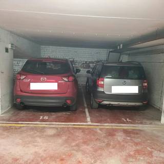De staanplaatsen nr. 15 en nr.14 zijn ondergronds gelegen onder de residentie "Marina Beach", Zeedijk 34 te Middelkerke. De ondergrondse garage is te bereiken via de Roger de Grimberghestraat, en is gelegen aan de Zeedijk met het centrum op wandelafstand.Afmetingen:Staanplaats 14:- Breedte: 2,40m- Lengte: 5,30mStaanplaats 15: - Breedte: 2,30m- Lengte: 5,30mTroeven: - Aan de Zeedijk- Centrale ligging - Afgesloten ingangInteresse in deze staanplaats te Middelkerke? Contacteer ons vandaag nog voor uw bezoek!Bestuursmaatregelen in het maatregelenregister: nee