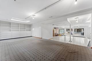 Klaar om je ondernemersdroom waar te maken?Hier wacht een unieke kans op jou. Dit veelzijdige pand combineert een commerciële topligging met een...