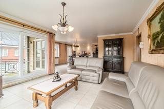 Dit fantastisch appartement is gelegen op de hoek van de Brugstraat en de Deinzestraat en kijkt uit op het Kerkplein.<br />Met zijn bewoonbare oppervlakte van 145m², groot hoekterras en twee kleinere terrasjes is dit werkelijk een pareltje.<br />Het appartement, op de 1e verdieping, heeft een mooie inkomhal met ruimte voor vestiaire, een gastentoilet met lavabo, drie volwaardige slaapkamers, een grote badkamer (met douche en extra toilet), hal met ingemaakte kast en een prachtige leefruimte met veel lichtinval.<br />De open keuken is voorzien van alle comfort en toestellen en er is een handige voorraadberging.<br /><br />Het aangename hoekterras paalt aan de living en er zijn nog twee kleinere terrasjes, eentje aan de keuken en eentje aan een slaapkamer.<br /><br />Het appartement is voorzien van brede gangen en deuren, toilet en badkamer zijn ook toegankelijk voor mindervaliden.<br /><br />In de kelder is er een brede garage met kantelpoort en een privatieve berging inbegrepen.<br />Zowel het appartement als de kelder zijn bereikbaar met de lift of via de trap.<br /><br />Alle ramen zijn voorzien van screens (elektrisch).<br />Centrale verwarming met accumulatie.<br />Elektrische boiler voor het warm water.<br />PVC ramen met hoogrendementsglas.<br /><br />Centraal gelegen tussen Deinze, Zulte, Waregem en Tielt.<br />Altijd parkeerplaats op het Kerkplein voor als er bezoekers zijn.<br /><br />De renovatie van de lift werd ondertussen begroot en toegewezen. Deze werken worden nog uitgevoerd op kosten van de verkopers.