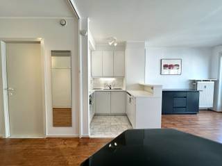 - Studio très bien entretenu<br />- Vue latérale sur la mer<br />- Situation extrêmement centrale <br /><br />Ce studio est situé au 5ème étage dans la résidence "ATLANTIC".<br />Une résidence très bien entretenue, directement sur la plage, à distance de marche de tous les commerces & ; transports publics. <br /><br />Disposition : entrée, séjour très lumineux, cuisine équipée, coin nuit, salle de bain avec baignoire & ; toilettes.Consommation anticipée de chauffage 40 EUR/mois <br /><br />En outre, il est possible de louer un emplacement dans le bâtiment le long, ceci à 100 EUR/mois. <br /><br />EPC 252/kWh U.C. 2556287<br /><br />Seulement des candidats sérieux!<br /><br />Toute info et visites via Immo De Beus 059 510 300 <br />