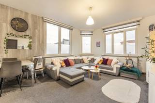 <p>Hierbij tonen wij u graag dit volledig vergund opbrensteigendom bestaande uit 3 appartementen op een interessante verhuurlocatie in Deurne. Op heden zijn de 3 appartementen verhuurd voor 2358,88 € per maand (816,62 - 771,13 en 771,13 €) aan stabiele huurders. De appartementen hebben allemaal 2 slaapkamers en zijn in degelijke staat. </p><p>De meters zijn allen individueel en elk appartement heeft zijn eigen gasketel.</p><p>Indeling:</p><p>Gelijkvloers (EPC D) vinden we in de inkomhal een praktische berging voor fietsen en kinderwagens. Het appartement beneden heeft 2 slaapkamers en een woonkamer met half-open keuken. Er is een badkamer met douche, lavabo en toilet en een aparte wasruimte.</p><p>Op de eerste verdieping (EPC C) treffen we een appartement met opnieuw 2 slaapkamers. Hier is er in de badkamer een bad voorzien en is de keuken op heden nog apart van de woonruimte.</p><p>Op de tweede verdieping (EPC F) werd in het appartement de muur tussen keuken en leefruimte weggenomen. Ook hier vinden we 2 slaapkamers, badkamer met douche en aparte wasberging terug.</p><p>Interesse?</p><p>Zoekt u een interessante investering op een perfecte locatie om te verhuren? Contacteer ons snel via 03/459.89.59 of info@immovivo.be	</p><p></p>