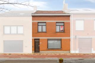 Bent u op zoek naar een renovatieproject met enorm veel potentieel? Dit karaktervolle pand in het residentiële Uitkerke biedt de perfecte basis...