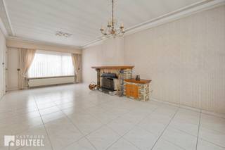 Deze goed onderhouden en te renoveren woning biedt u op het gelijkvloers een grote inkomhal/kleine garage, een lichtrijke living, een keuken, een badkamer met douche, lavabo en toilet en een ruime berging/wasplaats. Op de eerste verdieping zijn er 3 grote slaapkamers en een berging. Grote zolder met schuiftrap waar eventueel nog extra kamers kunnen gemaakt worden. Ruime stadstuin. Oprit voor de woning. De ramen zijn voorzien van enkele beglazing. Centrale verwarming op stookolie. Dankzij de uiterst gunstige en rustige ligging geniet u hier van een optimaal wooncomfort. Goede verbinding naar E17 en N41. Ontdek samen met ons het potentieel van deze solide, te renoveren woning met 3 slaapkamers en tuin.