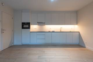 <p><strong>Recent 1-slpk appartement met terras en ondergrondse autostaanplaats te Beerse<br /></strong>EPC: 31kWh/m² | Beschikbaar: onmiddellijk | Zonnepanelen aanwezig</p>
<strong>Bezoek aanvragen via: https://dilegno.mijnhuurprofiel.be/property/c0d08568-a165-4f0a-b162-405c8450433e</strong><br /><br /><strong>Omschrijving:<br /></strong>We betreden dit appartement op de gelijkvloerse verdieping via de inkomhal, waar zich ook een apart toilet bevindt.<br />Het appartement beschikt over een ruime woonkamer met een open, volledig geïnstalleerde keuken, voorzien van een combi-oven, vaatwasser, koelkast, inductiekookplaat, dampkap en spoelbak.<br />Aan de achterzijde van het appartement bevindt zich de slaapkamer, met aansluitend de badkamer. De badkamer is uitgerust met een douche en een badkamermeubel met dubbele wastafel.<br /><br />Als extra beschikt het appartement over een terras dat te bereiken is vanuit de slaapkamer en de woonkamer. <br /><br />Tot slot geniet deze woning van een ondergrondse autostaanplaats met laadpaal en een kelderbering, reeds inbegrepen in de prijs.<br /><br /><strong>Algemeen:</strong><br />- EPC: 31kWh/m²<br />- Beschikbaar: onmiddellijk<br />- Autostaanplaats met laadpaal<br />- Privé kelderberging <br />- Géén gemeenschappelijke kosten!