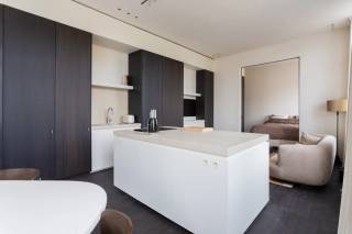 Wilt u de eerste bewoner worden van dit stijlvolle appartement op de tweede verdieping van een kleinschalige residentie waarvan de totaalrenovatie recent werd voltooid? Dit bemeubelde appartement is gelegen in de Bresstraat, op de hoek met de Amerikalei, op een absolute toplocatie in Antwerpen. U woont hier op wandelafstand van het bruisende Zuid, het Marnixplein en het KMSKA, omringd door tal van gezellige restaurants, cafés en boetieks. Bovendien geniet u van een uitstekende bereikbaarheid dankzij de vlotte verbindingen met het openbaar vervoer en de belangrijkste invalswegen.<br /><br />Het kloppende hart van het appartement is zonder twijfel de lichtrijke leefruimte, waar de grote raampartijen een overvloed aan natuurlijk licht binnenbrengen. De stijlvolle open keuken met centraal kookeiland vormt het middelpunt van de ruimte en is uitgerust met hoogwaardige inbouwtoestellen, waaronder een BORA-kookplaat met geïntegreerde dampkap en een Quooker-kraan. De keuken vloeit naadloos over in de gezellige eetruimte en de sfeervolle woonkamer, waardoor een open en harmonieus geheel ontstaat. De smaakvolle, kwalitatieve afwerking en het zorgvuldig gekozen meubilair versterken de moderne en elegante uitstraling van dit appartement.<br /><br />Verder beschikt het appartement over twee volwaardige slaapkamers, elk voorzien van maatwerkkasten die optimaal gebruikmaken van de beschikbare ruimte. Aansluitend bevindt zich een stijlvolle ensuite badkamer, uitgerust met een ruime inloopdouche en een modern wastafelmeubel met praktische opbergruimte. De hoogwaardige afwerking en het doordachte ontwerp zorgen voor een comfortabel en luxueus woongevoel.<br /><br />Kortom, een uitzonderlijk appartement waar luxe, comfort en een topligging perfect samenkomen.<br /><br />Huurprijs: 1.895,00 EUR/maand<br />Kosten: 195,00 EUR/maand (incl gas, water & elektriciteit)<br />Beschikbaarheid: onmiddellijk <br /><br />Interesse?<br />Contacteer LISTED voor een bezoek: +32 3 283 51 51<br />
