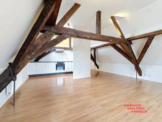 Dit charmante appartement in het hart van Brugge biedt een perfecte combinatie van comfort en functionaliteit. Met een bewoonbare oppervlakte van 68 m² is deze woning ruim en licht ingericht, ideaal voor zowel starters als alleenstaanden die op zoek zijn naar een gezellige woonruimte. De ligging zorgt voor een rustige leefomgeving terwijl alle stadsvoorzieningen binnen handbereik zijn.<br /><br />Het appartement beschikt over één ruime slaapkamer, die voldoende privacy en rust biedt. De moderne badkamer is volledig uitgerust en zorgt voor een prettig startpunt van de dag. Daarnaast is er een efficiënte indeling die het maximale uit de beschikbare ruimte haalt, met aandacht voor leefcomfort en praktische gebruiksmogelijkheden.<br /><br />Deze woning leent zich uitstekend voor mensen die willen wonen in een levendige stad als Brugge, met de voordelen van een comfortabele en goed onderhouden woonruimte. Een ideale kans om te investeren in een kwalitatieve en aantrekkelijke plek om thuis te komen.<br /><br />Kosten: €15,00 provisie A.O.