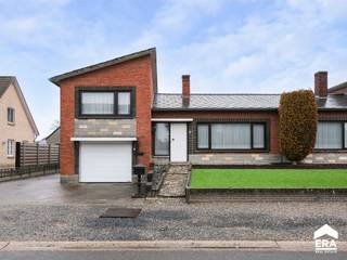  Zeer goed onderhouden gezinswoning met 3 slaapkamers en 2 garages op een ruim perceel van 9a71ca te Hechtel. Troeven: * Ruime woning: 190m²...