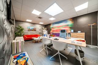 0484/06.1000 <br />À LOUER – Ensemble de Bureaux, Entrepôts & Showroom – Awans – Fonctionnel & Équipé<br /><br />Situé à Awans, dans un environnement professionnel accessible et pratique, ce site polyvalent est idéal pour une PME ou une entreprise cherchant à centraliser ses activités.<br /><br />Description de l’ensemble immobilier :<br /><br />5 bureaux spacieux et lumineux<br />Comptoir d’accueil pour recevoir vos visiteurs dans les meilleures conditions<br /> Salle de réunion entièrement dédiée à vos rendez-vous, présentations ou visioconférences<br />Entrepôts de stockage attenants, pratiques pour logistique et archivage<br />️ Cuisine commune à disposition de vos collaborateurs<br />Places de parking privatives juste devant le bâtiment<br />Possibilité de diviser le bien ou faire des bureaux partagés.<br />Espace showroom modulable et pouvant fonctionner de manière indépendante (avec accès séparé) peut être loué en plus à 800 euros<br />2700 euros ensemble pour l'ensemble de bureaux. Entrepôt 1000 euros<br /><br />⚡ Atout majeur : autonomie énergétique grâce à 70 panneaux photovoltaïques installés sur le site, permettant une quasi-autonomie en électricité – un avantage écologique et économique.<br />RC: 3504 euros<br /><br />Localisation : Awans (adresse complète communiquée sur demande)<br /><br />Ce bien représente une opportunité rare, alliant fonctionnalité, image de marque et économie d’énergie.<br /><br />Contactez-moi pour plus d’informations ou pour organiser une visite sur place au 0484/06.1000