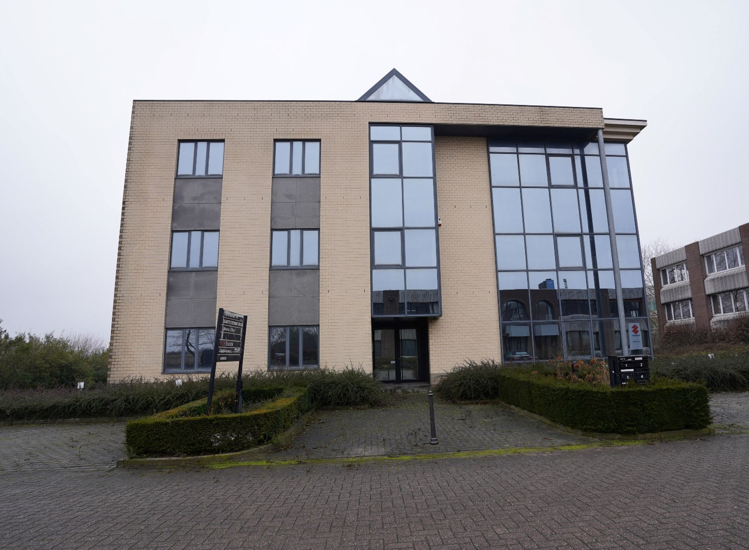 in mooi gebouw : 1e verdieping 489 m² incl 4 parkings - foto 2