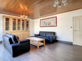 Deze prachtige woning te huur is ideaal gelegen op wandelafstand van supermarkten, winkels en openbaar vervoer. De woning is met zorg bijgehouden en biedt een comfortabele en sfeervolle woonomgeving. <br /><br />Indeling: <br />- inkomhal<br />- kelder<br />- woonkamer <br />- keuken <br />- badkamer met badkamermeubel, spiegelkast en bad<br />- slaapkamer 1: 17 m²<br />- slaapkamer 2: 20 m² <br />- slaapkamer 3: 16 m² <br />- berging <br />- Terras <br /><br />Ben je geïnteresseerd in dit pand te huur in Oostende? Ga naar de website www.dewaele.com, klik op het pand dat je wenst te huren. Via de rode knop "vraag je bezoek aan" vragen we u kort een profiel in te vullen. Daarna nemen we contact op voor een bezoek. Telefonisch kunnen er geen afspraken gemaakt worden.<br />