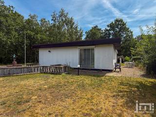Deze gelijkvloerse woning is mooi en rustig gelegen op een perceel van 8a 90 ca met uitstekende verbindingen naar de omliggende steden en de snelwegen.<br /><br />Via de inkomhal komen we aan de linkerzijde van de woning in de ruime leefruimte waar de inbouwcassette voor een gezellige warmte kan zorgen.<br />Naast de eethoek bevindt zich de keuken met naastliggende berging. De nachthal biedt toegang tot de 3 slaapkamers ( waarvan er momenteel 2 zijn ingericht als één grote kamer), de badkamer en het gastentoilet. <br /><br />De kelder is bereikbaar via de trap vanuit de berging of ook met de wagen via de inrit naast de woning.<br />De kelder strekt zicht uit onder de ganse woning en is opgedeeld in verschillende kamers, waaronder een ruime garage die plaats biedt aan meerdere wagens. De garagepoorty is elektrisch bedienbaar.<br />De ramen aan de woning zijn voorzien van rolluiken.<br /><br /><em><span>*De vermelde oppervlaktes zijn indicatief. JM Vastgoed kan niet verantwoordelijk gesteld worden voor de juistheid van de verstrekte gegevens.</span></em>
