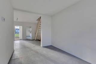 <p>Voor meer info of een bezoek, bel 054 69 39 31 - Nabij het centrum van Liedekerke bevindt zich deze <strong>compleet gerenoveerde woning</strong>. Scholen, winkels en openbaar vervoer bevinden zich in de onmiddellijke nabijheid. De oprit E40 naar Gent en Brussel bevindt zich op 5 min. rijden. De woning werd volledig gerenoveerd en verkeert dus in <strong>nieuwstaat</strong>. Het gelijkvloers omvat een inkomhal, een toilet, een living en een volledig ingerichte keuken met eetplaats en een <strong>garage/fietsenberging</strong>. Het verdiep omvat een nachthal, <strong>twee slaapkamers</strong> en een badkamer (bad, douche, dubbele lavabo en toilet). Het <strong>zolderverdiep bereikt men met een vaste trap</strong>, hier bevinden zich <strong>nog twee ruime slaapkamers</strong>. Verder beschikt de woning over een gezellige tuin met terras.<strong> Laag EPC</strong> - <strong>Elektriciteit Conform </strong>- Volledig gerenoveerd - <strong>Instapklaar</strong> - Betonconstructie. (Maatregelen opgenomen in het maatregelenregister: neen)</p>