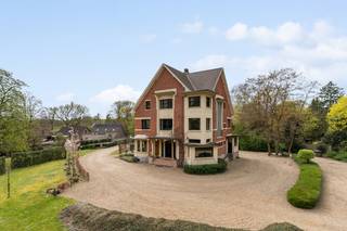 Op een strategisch gelegen domein van circa 80 are in Heusden-Zolder bevindt zich Villa Zwart Goud, een architecturaal icoon in Art Deco-stijl...