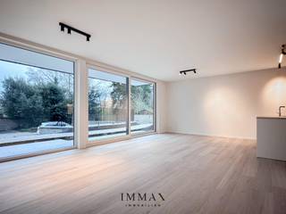 Ontdek dit gelijkvloers tweeslaapkamerappartement in de nieuwbouwresidentie ESTEE, prachtig gelegen langs de Damse Vaart in Brugge. Dankzij de onmiddellijke nabijheid van de historische binnenstad en het openbaar vervoer geniet u hier van een uitstekende bereikbaarheid, gecombineerd met een rustige en groene omgeving aan het water.<br /><br />Dit luxueus afgewerkte appartement bevindt zich op de gelijkvloerse verdieping en werd gerealiseerd met oog voor comfort, duurzaamheid en energiezuinigheid. Het werd voorzien van alle moderne technieken en duurzame materialen. De lichtrijke leefruimte sluit aan op een gezellig terras met een zuidelijke orientatie..<br /><br />De indeling is doordacht en praktisch: een inkomhal met vestiairekast leidt naar de ruime leefruimte met open, volledig geïnstalleerde keuken. Aansluitend bevindt zich een ruime keukenberging, een bijkomende berging met aansluiting voor wasmachine, evenals een aparte technische berging. Verder beschikt het appartement over twee volwaardige slaapkamers, waarvan één de mogelijkheid biedt tot het creëren van een dressingruimte alsook toegang beidt tot een tweede terras. De moderne badkamer is uitgerust met een dubbele lavabo en een stijlvolle inloopdouche.<br /><br />In de ondergrondse verdieping is een autostaanplaats inbegrepen in de huurprijs. De staanplaats is bovendien voorzien van een aansluiting voor een laadpaal. Het appartement wordt verwarmd via vloerverwarming met een warmtepomp en beschikt over 7 zonnepanelen, wat bijdraagt aan een energiezuinig en toekomstgericht wooncomfort. <br />Het appartement zal nog volledig geschilderd worden door de eigenaar, alsook zal de vestiairekast op maat worden gemaakt. <br /><br />Huurprijs: € 1.150 per maand<br />Syndickost: € 65 per maand<br /><br />Voor meer informatie of een vrijblijvend bezoek, contacteer Immax Brugge op 050 62 44 14 of mail naar jana@immax.be