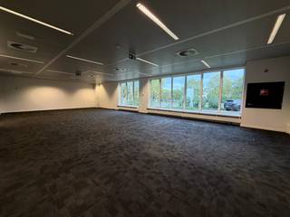 Gunstig gelegen, instapklaar kantoor van 622 m² te huur op de Prins Boudewijnlaan te Kontich. Het kantoorgebouw bevindt zich vlak bij de op- en afrit van de E19, met een vlotte verbinding naar Antwerpen en de omliggende regio. Ook het openbaar vervoer bevindt zich in de directe omgeving.<br /><br />De kantoorruimte is gelegen op het gelijkvloers en beschikt over een praktische en flexibele indeling, met een open space en afzonderlijke burelen en vergaderruimtes. Daarnaast is er een kitchenette aanwezig. Parkeergelegenheid met laadpunten is aanwezig op het terrein en kan worden bijgehuurd.<br />Onmiddellijk beschikbaar!<br /><br />Contacteer Gertjan PANORAMA B2B voor meer informatie of een vrijblijvend plaatsbezoek via 0477 91 10 00 .