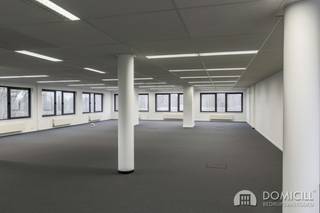Roeselare, stadsrand: Vlot bereikbare zeer ruime open en lichtrijke kantoorruimte (307m²) met parking aan ring van Roeselare<br /><br />Indeling: 6,8m x 6,12m en 20,75m x 12m, hoogte 2,63m<br /><br />Vlot bereikbaar via E403 en Ring Roeselare<br />Gemeenschappelijk toilet<br />Kitchinette mogelijk<br /><br />Mogelijkheid om parkingplaatsen aan te kopen:<br />Buitenparking: 10.500€/ parkingplaats<br />Binnenparking: 8.500€/ parkingplaats<br /><br />Syndic: 550€/maand; inbegrepen: verzekering, onderhoud en herstellingen in de gemene delen, reinigen en schoonmaak gemene delen alsook de privatieve verbruikskosten van gas en water<br /><br />Bel ons vrijblijvend op voor een bezoek en info. Wij begeleiden u graag met de glimlach op zoek naar uw droomwoning & commercieel pand. T. 051/ 62 40 40