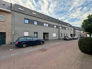 <strong>Gelijkvloers appartement met 2 slaapkamers en tuin in het centrum ven Retie.</strong><br /><br />Het appartement is ingedeeld als volgt:<br />Ruime living, keuken met inbouwtoestellen, slaapkamer achteraan, slaapkamer vooraan, badkamer met lavabo, douche, bad en wasfaciliteiten, apart toilet en bergruimte.<br /><br />Achteraan het appartement is het terras en aansluitend een tuintje, aangelegd in kunstgras. Achteraan in de tuin staat een berging/overkapping. Hier kunnen fietsen gestald worden of een gezellige lounge geplaatst worden.<br /><br />Bij het appartement hoort ook nog een carport.<br /><br />Bijzonderheden: <br />- EPC: B-label<br />- Carport<br />- Beschikbaarheid: 1/12/2025