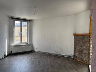 <p><span>Subliem hoekpand op toekomstig interessante locatie!</span></p><p><span> </span></p><p><span>Unieke investeringsmogelijkheid in hartje Antwerpen met en totale bewoonbare oppervlakte van 475 m² verdeeld over meerdere verdiepingen, gebouwd op een grondoppervlak van 133 m².</span></p><p><span> </span></p><p><span>Momenteel ingericht als een gelijkvloerse handelsruimte (opgevormd tot woonst), 2 studio's en 3 appartementen. Door de stad Antwerpen is er een PV opgemaakt in 2015 waarbij zij de bevestiging geven van 1 handelsgelijkvloers en 3 appartementen (geacht vergund). Dit is ook zo opgenomen volgens het kadaster. </span></p><p><span> </span></p><p><span>Zeer ruime appartementen dan gezien de hoekpositie en 1 appartement per plateau. Langs de voorzijde kan je een inpandig terras creëren. </span></p><p><span> </span></p><p><span>Deze locatie zal de komende jaren enorm opgewaardeerd worden door het nieuwe Masterplan aan de aangrenzende NMBS-site aan de Kortrijkstraat. Er komen extra groenzones en parkstructuren - deel uitmakende van de overkapping van de Ring van Antwerpen. </span></p><p><span> </span></p><p><span>Ideaal project voor iemand die op zoek is naar een op te frissen opbrengsteigendom met karakter! Nog 2 huurders aanwezig in het gebouw die op te zeggen zijn met als motivering renovatie.</span></p><p><span> </span></p><p><span>Kijk op onze website voor asbestattesten, plannen en epc's: www.vastpuntgoed.be. </span></p><p><span> </span></p><p><span>Een bezoek? Bel Michael op 0476/40.86.76 of <span>michael@vastpuntgoed.be</span></span><span> </span></p>