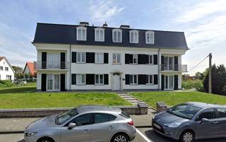 Appartement de 1 chambre à coucher situé dans une petite résidence avec des frais de syndic très bas. Cet appartement se trouve au premier étage (sans ascenseur) et bénéficie d'une situation au calme, à seulement 200 mètres de la mer et des commerces. Disposition: hall d'entrée, séjour lumineux avec cuisine ouverte, 1 chambre, salle de bains avec douche à l'italienne et vasque simple, toilettes séparées. Jardin commun ensoleillé.<br />Une seconde résidence idéale.