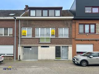 Deze op te frissen bel-etage woning biedt tal van mogelijkheden en beschikt op het gelijkvloers over een ruime inkomhal met aansluitend...