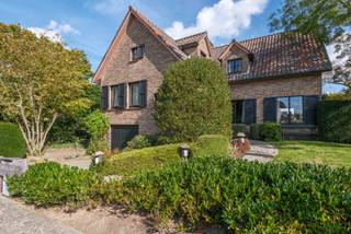 <p>Deze woning werd in 1972 oerdegelijk opgebouwd en biedt u meer dan de standaard ruimte en indeling. De woning is verdeeld in verschillende halve verdiepingen waardoor de verschillende ruimtes makkelijk met elkaar verbonden zijn.</p>
<p>De woning wordt getypeerd door z’n degelijke materialen en is ingedeeld in inkom, gastentoilet, leefruimte met open keuken wasplaats en toegang tot 2 slaapkamers en badkamer (ligbad) enerzijds en de semi ondergrondse verdieping anderzijds (met garage, polyvalente ruimte en bergplaatsen). Daarnaast zijn er op de verdiepingen nog 3 tot 4 slaapkamers en badkamer 2 (douche). Tot slot is er ook nog de bergzolder.</p>
<p>Buiten: oprit en aangelegde voor- en zijtuinen met onder andere zuidgericht terras.</p>
<p>De vele slaapkamers en grote bewoonbare oppervlakte maken deze woning onder andere interessant voor nieuw samengestelde gezinnen, waarbij een extra leefruimte mogelijk is in de semi ondergrondse verdieping. <br /><br />Tot slot is het mogelijk om ook een naastgelegen perceel bouwgrond van 543m² mee aan te kopen aan €237.000.</p>
<p>Contacteer Bonne Vastgoed 7 op 7 moor meer info via 050/73.73.73 of info@bonnevastgoed.be</p>