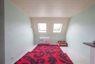 <p>Deze studio, gelegen in de Rasphuisstraat, biedt een uitstekende opportuniteit zowel als eigen woonst als voor wie op zoek is naar een interessante investeringseigendom.<br />Dit pand is momenteel namelijk verhuurd.</p><p>De studio beschikt over een leefruimte met keuken en een badkamer met inloopdouche en toilet.</p><p>De ligging is absoluut een grote troef. Gelegen op korte afstand van het centrum van Gent, met een vlotte bereikbaarheid dankzij de nabijheid van belangrijke invalswegen en het openbaar vervoer. Daarnaast bevinden winkels, horeca, onderwijsinstellingen en recreatiemogelijkheden zich binnen handbereik.</p><p>Kortom, de ideale opportuniteit voor wie op zoek is naar een centraal gelegen woonst of naar een pand met aantrekkelijk verhuurpotentieel in een gegeerde buurt.</p>