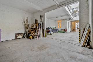 <p>Ontdek dit <strong>volledig gerenoveerde herenhuis</strong>, ideaal gelegen in het centrum van Brussel, op wandelafstand van alle voorzieningen. Tijdens de renovatie werd het <strong>authentiek karakter</strong> zorgvuldig behouden, wat het pand een unieke en charmante uitstraling geeft.</p><p></p><p>Dit gebouw vormt een sterke investeringsopportuniteit met een geschat maandrendement van circa €6.000. Op het gelijkvloers bevinden zich een éénslaapkamerappartement (±€800 + €100 lasten) en een studio (±€700 + €50 lasten), elk met eigen keuken en badkamer.</p><p></p><p>De eerste verdieping omvat een ruim appartement met twee slaapkamers, twee badkamers en een groot terras, met een huurpotentieel van ±€1.900 + €100 lasten. Op de tweede verdieping bevindt zich een duplex appartement met twee slaapkamers en zolder, momenteel verhuurd aan €1.300 + €100 lasten.</p><p></p><p>Achteraan is <strong>parkeermogelijkheid </strong>aanwezig. Extra troef is de ruime, geïsoleerde kelder, ideaal als opslagruimte of wijnkelder.</p><p></p><p>Een interessante opportuniteit voor investeerders die op zoek zijn naar <strong>een karaktervol pand met solide rendement in hartje Brussel</strong>. (maatregelenregister in aanvraag)</p>