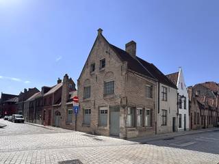 <p>** NIEUWE VOORWAARDEN **<br /><br />Halfopen, gerenoveerde stadswoning in het historische hart van Brugge, met een veelzijdige indeling, zuidwestgericht dakterras van 22 m² en vaste parkeerplaats voor de woning.<br /><br />De woning omvat volgende indeling: <br />Gelijkvloers: inkomhal - lichtrijke leefruimte met eetruimte en een volledig uitgerust open keuken met kookeiland - toilet - extra polyvalente ruimte, die naar eigen wens kan worden ingericht als slaapkamer, hobbyruimte, bureau, praktijkruimte of kan ingericht worden tot inpandige garage - afzonderlijke fietsenberging of ontvangstruimte met een eigen toegang tot de straat.<br />Eerste verdieping: zuidwest gericht dakterras (22 m²) met ingemaakte buitenkasten - nachthal - 2 slaapkamers waarvan 1 slaapkamer met dressing en badkamer voorzien van ligbad, douche en enkele lavabo. <br />Tweede verdieping: ruime slaapkamer met een authentieke balkenconstructie die het karakter van de woning extra benadrukt. Daarnaast is er toegang tot een praktische kruipzolder. De mogelijkheid is er om extra sanitair of een bijkomend toilet te installeren.<br /><br />Deze halfopen woning onderging in 2014 een grondige renovatie, waarbij onder meer nieuwe ramen met hoogrendementsbeglazing werden geplaatst en voorzien van rolluiksysteem, een condenserende cv-ketel werd geïnstalleerd en de keuken en badkamer werden gemoderniseerd. Ook het dakterras werd volledig vernieuwd. Mogelijkheid tot plaatsing van zonnepanelen op de achtergevel, met potentieel voor een verdere optimalisatie van de energie-efficiëntie.<br /><br />*** Deze eigendom wordt aangeboden volgens de verkoopmethode ‘startprijs’. De vermelde startprijs vormt geen aanbod tot verkoop, maar geldt als uitnodiging om tot een prijsvoorstel over te gaan. U kunt vanaf deze startprijs een voorstel indienen, dat vervolgens al dan niet door de eigenaar kan worden aanvaard. Heeft u nog vragen over deze verkoopmethode? Neem gerust contact met ons op. ***<br /><br />Voor verdere informatie of vrijblijvend bezoek contacteer Céline op 0476/60 60 23 of mail naar celine@immax.be</p>