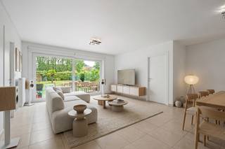 Dit instapklaar gelijkvloers appartement is gelegen in Residentie Villa dell'arte op een toplocatie vlakbij het centrum van Evergem.<br /><br />Het appartement beschikt over een inkomhal met afzonderlijk bezoekerstoilet een ruime en lichtrijke woonkamer met open volledig ingerichte keuken.<br />Twee slaapkamers, een ingerichte badkamer met inloopdouche en badkamermeubel. In het appartement is een technische berging en bijkomend een grote kelderberging en autostaanplaats in de ondergrondse garage. Aanpalend aan de woonkamer een terras en mooie privé tuin met tuinhuis.<br /><br />Het appartement is uitermate geschikt voor eigen bewoning evenwel als opbrengsteigendom.<br /><br />Wenst u deze fantastische eigendom te bezoeken bel gerust voor een afspraak op 09 395 05 40 of contacteer ons via onze website