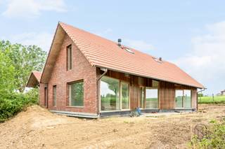 Unieke architectenwoning op een uitzonderlijk perceel van 7.441 m². <br /><br />Op het einde van een rustige doodlopende straat bevindt zich deze bijzondere architectenwoning. <br /><br />De woning geniet van een unieke ligging met adembenemende vergezichten over het omliggende landschap en een ongeziene rust en privacy.<br /><br />De doordachte architectuur, slimme indeling en het gebruik van duurzame, hoogwaardige materialen zorgen voor een tijdloze en kwalitatieve woonbeleving. <br />De woning bevindt zich in een vergevorderde afwerkingsfase, waarbij enkel nog enkele persoonlijke afwerkingen dienen te worden voorzien.<br /><br />Op het gelijkvloers bevinden zich een ruime inkomhal, directe verbinding naar de leefruimtes genietend van de verzichten, een bureau, een luxueuze masterbedroom met aansluitende badkamer. Daarnaast beschikt de woning over een praktische kelderverdieping.<br />Apart bijgebouw met garage voor 2 wagens. <br /><br />De bovenverdieping omvat drie slaapkamers en een tweede badkamer, ideaal voor een gezin of voor het ontvangen van gasten.<br /><br />Een zeldzame combinatie van architectuur, ruimte, rust en panoramische uitzichten op een uitzonderlijk perceel van maar liefst 7.441 m².<br /><br />Bezoek na afspraak met IMMO BEGUIN: info@immobeguin.be