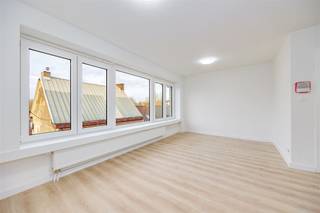 <p><span>Dit </span><span>volledig gerenoveerd appartement </span><span>(2025) staat te koop aan de Kaaldries op een </span><span>centrale locatie</span><span> en op wandelafstand van het </span><span>centrum van Hamme</span><span>. Supermarkten, scholen, openbaar vervoer en invalswegen zijn </span><span>vlot bereikbaar</span><span>.</span></p><p><span>Dit leuke appartement telt heel wat positieve kenmerken gezien dat het gelegen is in een kleinschalig appartementsgebouw van drie units dewelke juist een totaalrenovatie is ondergaan. Het beschikt over </span><span>een aangenaam terras</span><span>, twee lichtrijke slaapkamers, een </span><span>EPC label B </span><span>en een </span><span>bewoonbare oppervlakte</span><span> van </span><span>74m² </span><span>(cfr. EPC).</span></p><p><span>indeling</span><span>:</span></p><p><span>- ruime, lichtrijke woonkamer</span></p><p><span>- open keuken dewelke volledig geïnstalleerd is met een inductie kookplaat, oven, ijskast, etc.</span></p><p><span>- eerste terras</span></p><p><span>- eerste slaapkamer 6.3m²</span></p><p><span>- nachthal</span></p><p><span>- technische berging met voorzieningen voor wasmachine en droogkast.</span></p><p><span>- badkamer voorzien van een inloopdouche, toilet en enkele wastafel</span></p><p><span>- tweede slaapkamer 14.5m²</span></p><p><span>Troeven</span></p><p><span>- centrale ligging in Hamme</span></p><p><span>- zeer lichtrijke leefruimte met open keuken</span></p><p><span>- recent gerenoveerd gebouw van 2025</span></p><p><span>- EPC label B</span></p><p><span>- precad in opmaak</span></p><p><span>Ben jij geïnteresseerd in dit centraal én instapklaar appartement te koop in Hamme, ben je op zoek naar ander vastgoed, een investering of wens je de waarde van jouw eigendom te kennen? Dan ben je bij BOLT Immo aan het juiste adres! Wij helpen jou graag verder.</span></p><p><span> </span></p>