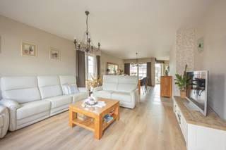 INDELINGGelijkvloersVia de inkomhal met gastentoilet betreedt u de lichtrijke woonkamer met open, volledig ingerichte keuken. Aan de keuken is een...