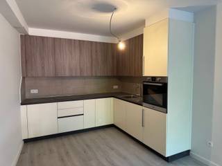 Immo Pické biedt U dit aangename appartement aan, volledig gerenoveerd in 2025, rustig gelegen in een klein gebouw in de directe omgeving van scholen, winkels, openbaar vervoer, belangrijke verbindingswegen, sportfaciliteiten en verschillende groene zones. Het appartement bestaat uit een inkomhal met vestiaire, een woonkamer, een keuken (zonder vaatwasser en koelkast), een moderne doucheruimte met toilet en inloopdouche, een slaapkamer met inbouwkasten en een terras. Het gebouw ondergaat momenteel verschillende technische verbeteringen: installatie van zonnepanelen en glasvezel. Het EPC-certificaat zal binnenkort worden bijgewerkt om de betere energieprestaties weer te geven. Het appartement beschikt over een gloednieuwe condensatieketel en nieuwe keuken- en badkamerapparatuur. Het appartement beschikt over een kelder en er is eveneens een fietsenstalling voorzien.<br />Maandelijkse kosten: 90 euro/maand (voorschot voor waterverbruik, onderhoud van de gemeenschappelijke delen, onderhoud van de lift en elektriciteit van de gemeenschappelijke delen).