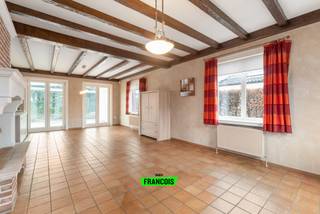 In een rustige en residentiële woonwijk nabij het centrum van Zottegem vindt u deze statige open bebouwing met een ideale ligging voor wie houdt van privacy, comfort en een vlotte bereikbaarheid. Dankzij het EPC-label C geldt er geen renovatieverplichting, wat dit pand extra aantrekkelijk maakt voor kopers die op zoek zijn naar een woning met potentieel.<br /><br />Bij het binnenkomen wordt u verwelkomd in een ruime inkomhal met gastentoilet. De lichtrijke leefruimte biedt voldoende ruimte voor zowel een zithoek als een eetplaats en sluit naadloos aan op de aangename veranda. Daarnaast beschikt het gelijkvloers over een keuken, praktische berging en een inpandige garage. Buiten geniet u van een gezellige tuin met praktisch tuinhuis en terras. <br /><br />Op de eerste verdieping bevinden zich drie volwaardige slaapkamers, een extra kamer die kan dienen als berging, dressing of bureau, en een badkamer. Via een valluik bereikt u de zolder, ideaal voor extra opslag. De woning beschikt bovendien over zonnepanelen, een oprit voor twee wagens, kelder en biedt tal van mogelijkheden om naar eigen smaak verder op te frissen.<br /><br />Hoewel de woning zich in de nabijheid van de spoorlijn Gent–Geraardsbergen bevindt, is de treinfrequentie eerder beperkt (ongeveer één trein per uur per richting). Het geluid is kortstondig en wordt door veel bewoners als weinig storend ervaren. We nodigen geïnteresseerden graag uit om dit zelf ter plaatse te beoordelen tijdens een bezoek.<br /><br />Dankzij de nabijheid van de spoorlijn geniet deze locatie bovendien van een vlotte treinverbinding richting Gent en Geraardsbergen, wat een extra mobiliteitstroef vormt.<br /><br />