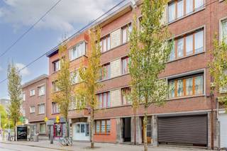 Dit verhuurd 2-slaapkamer appartement is gelegen op een centrale locatie in Antwerpen aan de Van Kerckhovenstraat.Het appartement is gelegen in een...