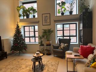 1 studio tendance à louer au 6e étage : Résidence I Love Hungaria : une tour d'appartements moderne située sur la place Engels Plein, dans le nouveau quartier réaménagé de Louvain, près du Vaartkom. Ce bâtiment est un bel exemple d'architecture innovante. Le studio est situé du côté de la Baron D'Eynattenstraat, où quatre ascenseurs garantissent un accès facile au 6e étage. Le studio se caractérise par des hauteurs de plafond inédites pouvant atteindre 4,5 mètres, ce qui permet de placer la zone de couchage en hauteur. Combiné à un mobilier conceptuel durable, cet aménagement permet une utilisation optimale de l'espace. De plus, les hauts plafonds et les grandes fenêtres offrent une fantastique luminosité. En bref, le studio est synonyme d'optimisation maximale de l'espace, axée sur le confort, le luxe et la tranquillité. Aménagement : espace de vie, cuisine ouverte, chambre à coucher, salle de bains avec lavabo et toilettes, débarras séparé avec raccordement pour machine à laver. Un local à vélos commun est prévu au sous-sol. Disponible à partir du 1er janvier 2026. Loyer : 875 € + 95 € de provision pour les charges communes et le chauffage. L'électricité et l'eau sont encore facturées individuellement.