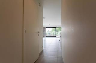 <p>Prachtig appartement op de eerste verdieping, gelegen te Essen-Wildert met alle nodige voorzieningen op wandelafstand! Het appartement is te bereiken via de trappenhal of via de lift en beschikt o.a. over een lichtrijke leefruimte met open keuken, 3 slaapkamers, een badkamer, een berging, een extra toilet en een zeer groot terras van ca. 50m². EPC A!</p>
<p>Het comfort wordt nog verhoogd door de ondergrondse autostaanplaats en kelderberging.</p>
<p>Huurprijs: €1250 + €75.</p>