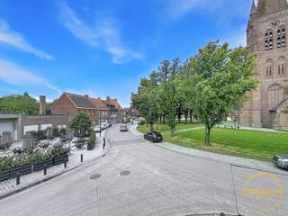 Dit prachtige appartement, gelegen op de markt van Langemark, biedt een prachtig uitzicht over het marktplein.<br /><br />Indeling van het appartement:<br />Via de inkomhal komt u terecht in de ruime woonkamer en een aanpalende keuken.<br />Achteraan heeft u toegang tot het terras, waar u rustig kunt ontspannen.<br /><br />Het appartement beschikt over één slaapkamer met aansluitend een ruime badkamer, voorzien van een bad.<br /><br />Extra troeven:<br />Topligging in het centrum, op de markt van Langemark<br />Veel ramen zorgt voor natuurlijk lichtinval<br />Terras aan de achterzijde<br />Lift aanwezig in het gebouw<br />Praktische indeling met voldoende opbergruimte<br /><br />👉 Interesse? Neem contact met ons op voor meer informatie of een bezoek!