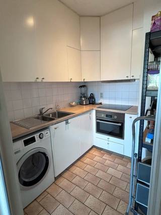 Centraal gelegen appartement op de 2e verdieping met een woonkamer, een keuken, een badkamer met lavabo, ligbad en toilet en 2 slaapkamers.Er kan...