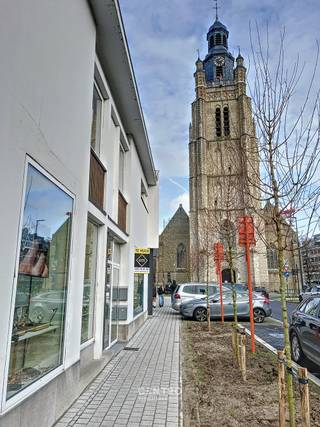 Lichtrijke kantoorruimte te huur in centrum Roeselare. Kan ook perfect dienst doen als praktijk of handelsruimte (kiné, schoonheidssalon, ... ) <br /><br /><u><strong>INDELING:</strong></u><br /><em><u>Gelijkvloers:</u></em><br />Mooie inkomhal met uitstraling - lichtrijke open ruimte (44m²) -  groot raam aan de straatkant - berging met apart toilet met afzuiging en lavabo.  <br /><br /><u><strong>AFWERKING:</strong></u><br />Gepolierde betonvloer - gepleisterde en geschilderde wanden - rolgordijn op maat. <br /><br /><u><strong>NUTSVOORZIENINGEN: </strong></u><br />Elektriciteit (aparte teller) - CV via airco warm/koud (gestuurd door warmtepomp) - draadloos internet/telefonie - stadswater, kraan in inkomhal. goed geïsoleerd - rookdetector.<br /><br /><strong><u>LIGGING:</u> </strong><br />- Centrale ligging aan de Sint-Michielskerk in Roeselare<br />- Op wandelafstand van de Grote Markt en winkelstraten van Roeselare<br />- Op 2km van R32 Ring rond Roeselare.<br />- Op 750m van station Roeselare.<br /><br /><u><em>* Opmerkingen:</em></u><br />- Onroerende voorheffing inbegrepen.<br />- De naastgelegen ruimte van ± 40m² kan worden bijgehuurd. <br />- Gesloten bebouwing en warmtepomp (lage energiefactuur)<br />- Onze referentie op <strong>www.centro.be</strong>: <strong>O0108-R</strong> of via <strong>050 70 01 02</strong> of <strong>0490 11 91 11</strong>