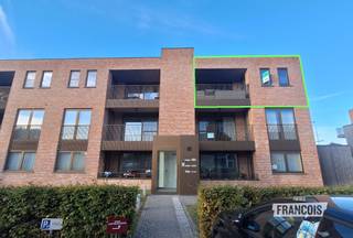 In de hoppestad Poperinge, in een aangename en centrale omgeving bevindt zich dit recent appartement. Het gaat om een appartement gelegen op de 2e verdieping van Residentie Zilvertorens. Residentie Zilvertorens is een uniek project in Poperinge, gebouwd in 2014. Het appartement bestaat uit een ruime woonkamer met open keuken. <br /><br />Deze keuken is volledig geïnstalleerd met ingebouwde koelkast, vriesvak, inductiekookplaat, combioven, dubbele spoelbak en vaatwasmachine. Vervolgens bestaat dit lichtrijk appartement uit een praktische berging, 2 slaapkamers, badkamer met inloopdouche, toilet en wasmeubel, apart toilet, terras zowel aan voorkant als achterkant, fietsenstalling en één parkeerplek. <br /><br />Met zijn ligging vlakbij het station van stad Poperinge bent u in een mum van tijd in andere steden. Ook zijn de supermarkten, buurtwinkels en het openbaar vervoer in de nabije omgeving gelegen. <br /><br />Centrale verwarming op gas<br /><br />EPC B !<br /><br />Gemeenschappelijke kosten: 65 euro/maand<br /><br />Vrij vanaf: 01/12/2026.<br /><br />Met behulp van AI werden er overbodige zaken verwijderd.<br /><br />Benieuwd naar dit appartement te huur in Poperinge? Neem vandaag nog contact op met Immo Francois. Onze vastgoedexperten begeleiden je graag bij een bezoek. Denk je eraan om je woning/appartement in Poperinge te verhuren. Neem vrijblijvend contact op met Emmy Gesquiere van Immo Francois in Poperinge voor een gratis schatting via poperinge@immofrancois.be.<br /><br />