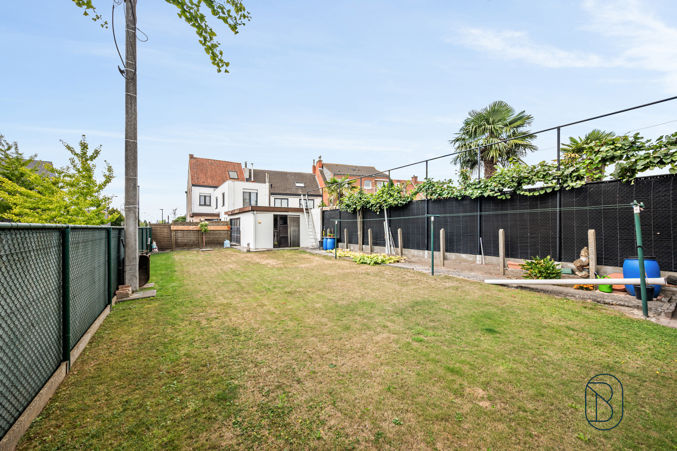 Goedgelegen grote woning met tuin en garage. - foto 2