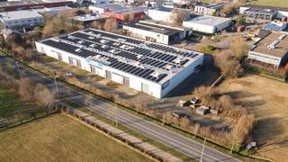 Dit instapklare bedrijfsgebouw is gelegen op een perceel van 10.194 m² en combineert 1.442 m² kantoren met 4.041 m² functionele opslag-...
